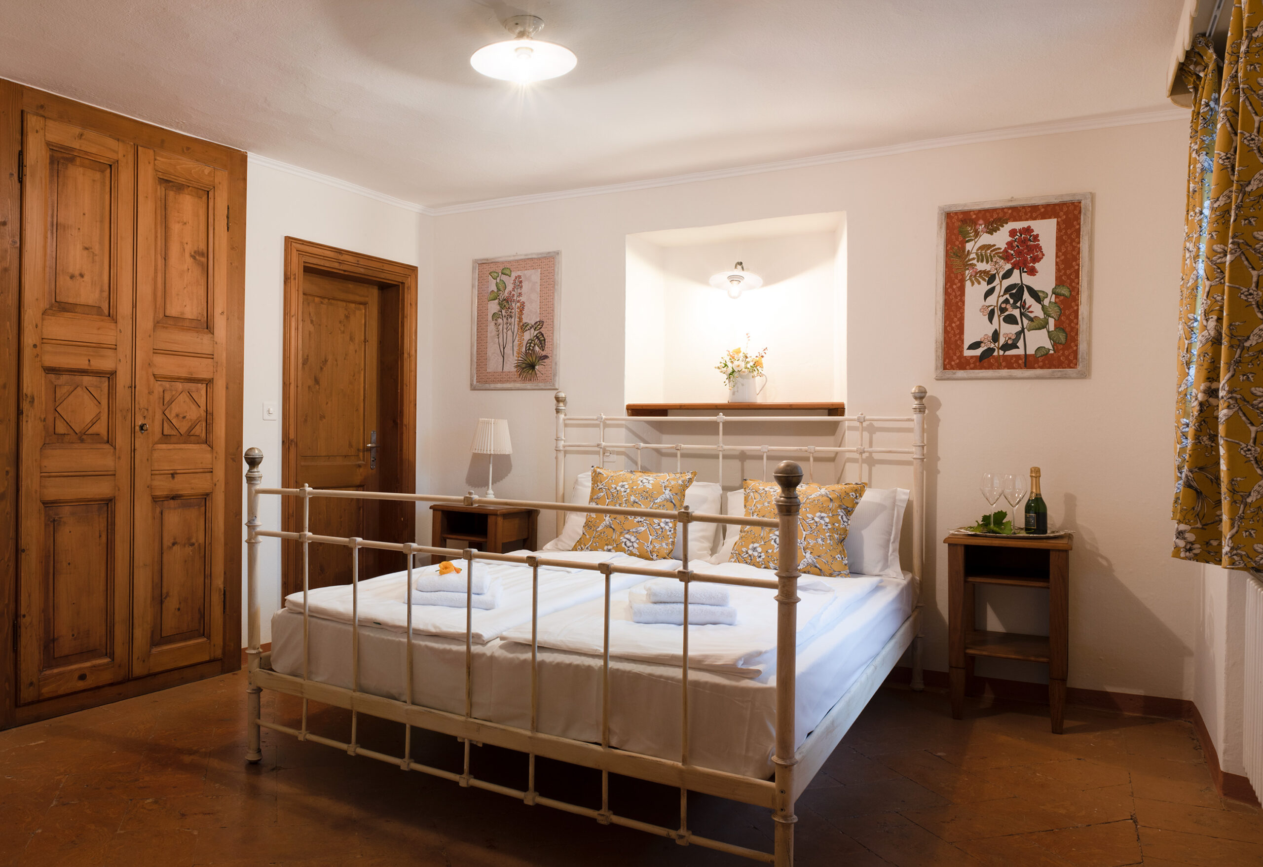 Una camera doppia con un letto in stile francese